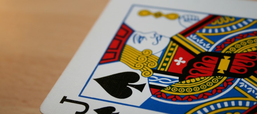 How Online Casinos Adapt Classic Games for Modern Players